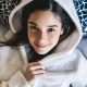 Jeune adolescente portant un sweat long plaid