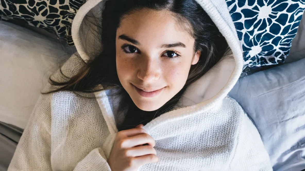 Jeune adolescente portant un sweat long plaid