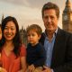 Photo de Tinglan Hong et Hugh Grant aux côtés de leurs enfants, symbole d’une histoire entre amour et célébrité. Image générée par IA © AddictBeaute.com