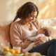Maman allaitant son bébé dans une ambiance chaleureuse, entourée d'éléments nutritionnels sains.