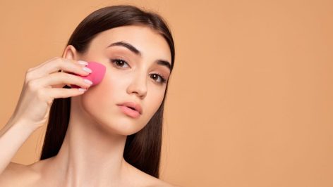Quelle est la bonne façon d'appliquer son fond de teint avec une éponge ?