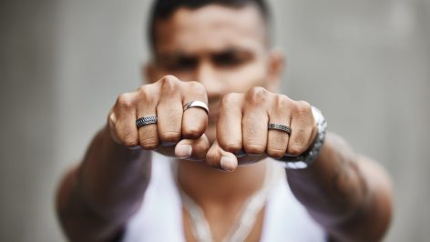 Main d’homme avec plusieurs bagues stylées, look moderne