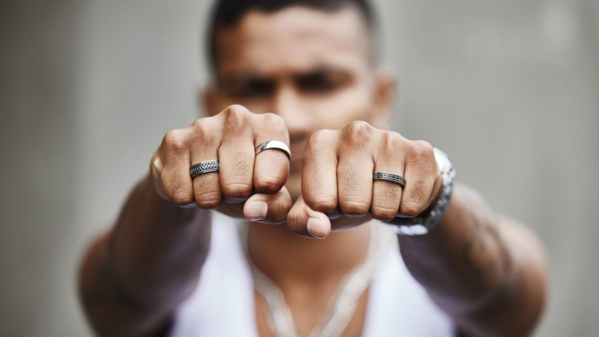 Main d’homme avec plusieurs bagues stylées, look moderne