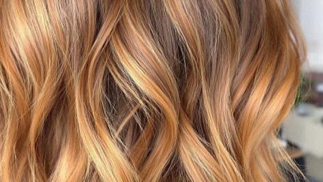 Cheveux avec un balayage caramel aux reflets dorés et naturels
