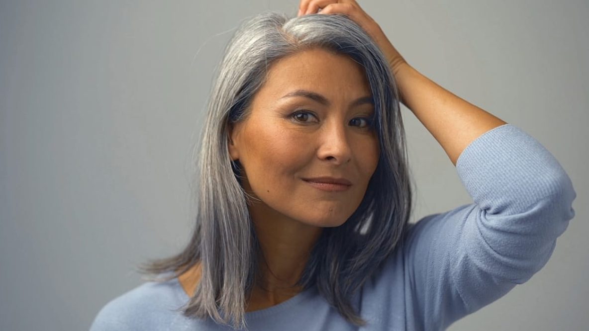 Comment sublimer ses cheveux blancs et gris grâce au balayage inversé ?