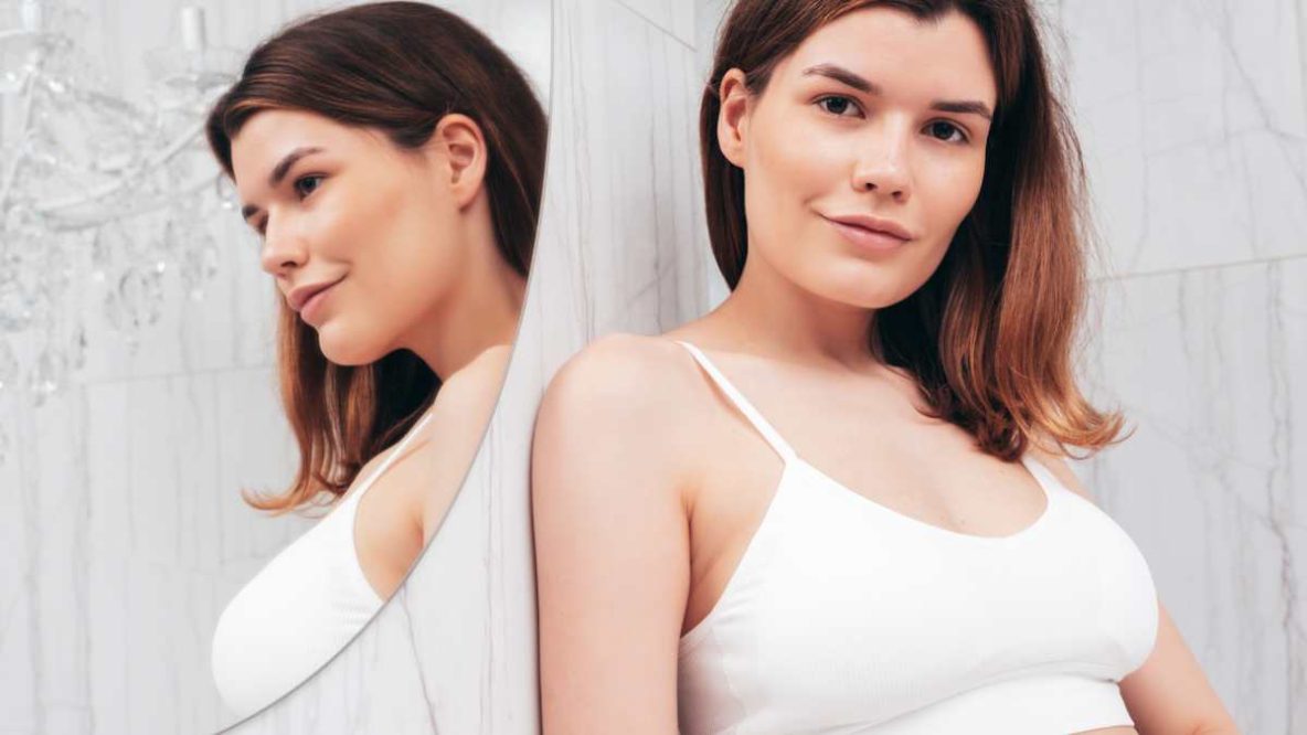 Femme portant une brassière fine respirante effet seconde peau confortable, lumière douce