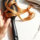 Brosse ronde et sèche-cheveux pour réaliser un brushing bouclé