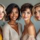 Femmes de styles variés avec des coupes de cheveux courtes, représentant les tendances de carré court inspirées par Adriana Karembeu et Monica Bellucci