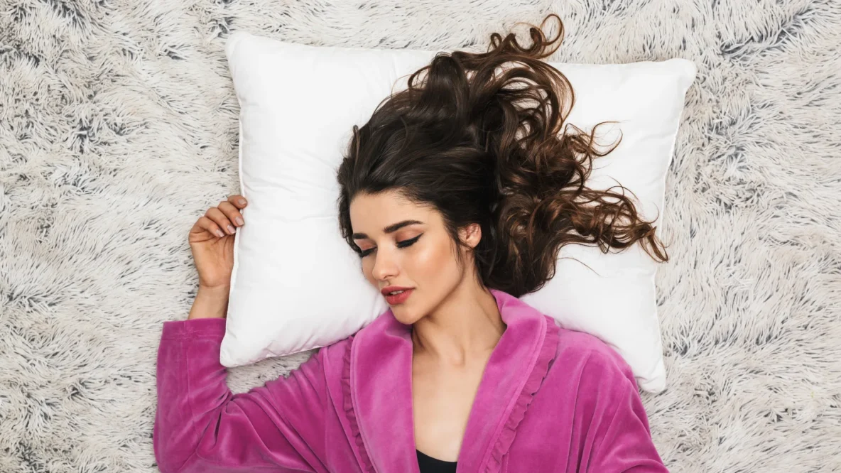 Comment protéger ses cheveux bouclés la nuit ?