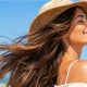Femme aux cheveux longs et sains protégés du soleil sous un chapeau pendant la canicule