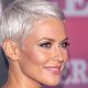 Femme élégante avec une coupe pixie et des cheveux gris argentés, mettant en valeur son style moderne