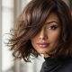 Femme au visage ovale avec des cheveux fins stylés en carré texturé, mettant en valeur sa morphologie