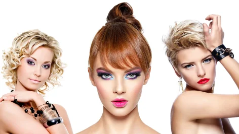 Trois femmes avec visage ovale et super coupe de cheveux sur fond blanc