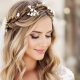 Mariée avec cheveux mi-longs, coiffure tressée et couronne de fleurs pour un mariage champêtre.