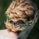Coiffure mariage : Chignon élégant avec accessoires floraux, tendance coiffure mariage 2024