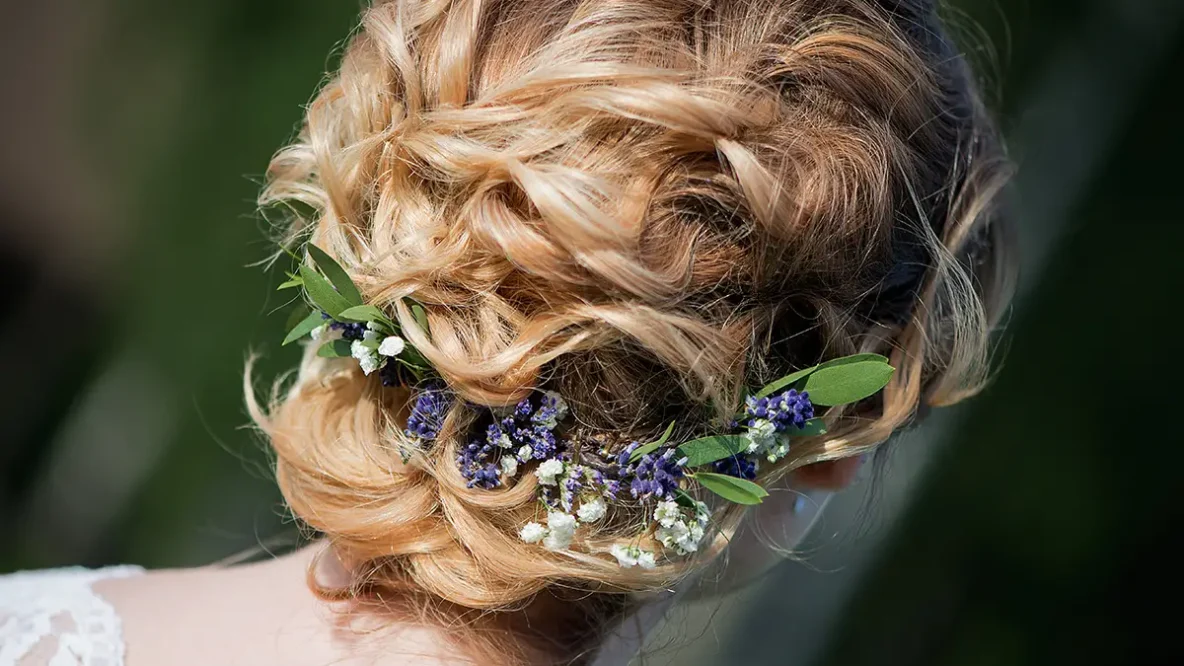 Coiffure mariage : Chignon élégant avec accessoires floraux, tendance coiffure mariage 2024