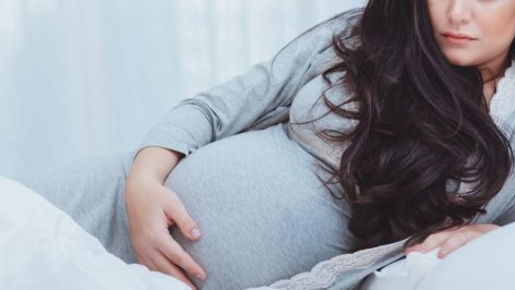 De nombreuses femmes, surtout celles qui sont enceintes, cherchent à connaître la meilleure solution pour garder leur look sans prendre de risques. La question « Peut-on se colorer les cheveux quand on est enceinte ? » revient souvent dans l'esprit des futures mamans.