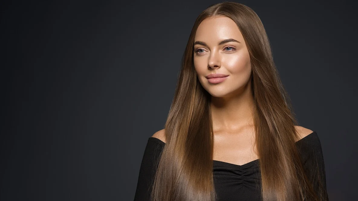 Combien de temps dur un soin à la Kératise après lissage de cheveux - Model femme au cheveux longs et brillant sur fond neutre