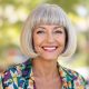 Femme de 60 ans avec une coupe boule moderne