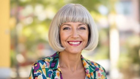 Femme de 60 ans avec une coupe boule moderne