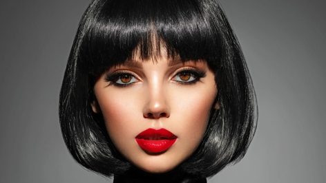 portrait femme avec coupe carré et frange rideau