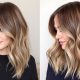Coupe tendance pour cheveux mi-longs Femme avec une coupe mi-longue tendance, lob wavy et balayage naturel