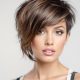 Femme avec une coupe courte asymétrique moderne, mettant en valeur ses traits et son style audacieux"