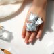 Mains enveloppées de papier aluminium pour retirer un vernis semi-permanent à l'acétone