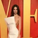 Emily Ratajkowski éblouissante dans une robe sculpturale aux Oscars 2024