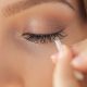 Femme entretenant ses extensions de cils avec une brosse douce