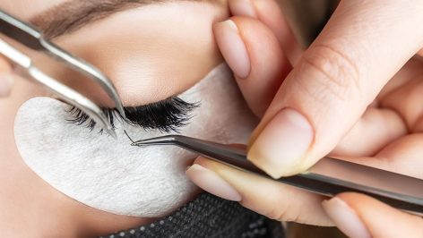 Procédure d'extension des cils. Belle femme aux faux cils extrêmement longs. Maquillage, cosmétiques. Beauté, Soins de la peau