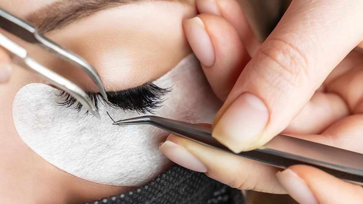 Procédure d'extension des cils. Belle femme aux faux cils extrêmement longs. Maquillage, cosmétiques. Beauté, Soins de la peau
