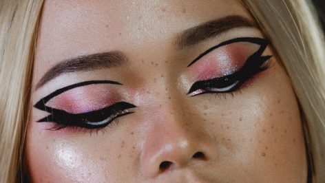 L'eye-liner croisé : la tendance maquillage incontournable de 2023