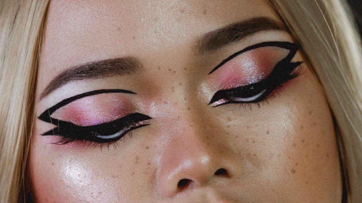 L'eye-liner croisé : la tendance maquillage incontournable de 2023