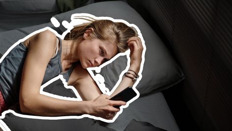Jeune femme anxieuse regardant son téléphone, illustration de l'anxiété relationnelle dans le couple moderne
