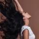 Femme rousse se brossant les cheveux dans la salle de bain
