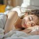 Femme dorme paisiblement pendant la canicule
