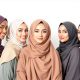 Un groupe de femmes portant des hijabs de styles variés, mettant en valeur l’élégance et la diversité culturelle.
