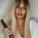 Portrait femme cheveux lisse avec ghd styler gold dans les mains