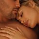 homme-fascine-seins