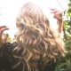 Cheveux brillants et bien hydratés avec des gouttes d'eau et des ingrédients naturels