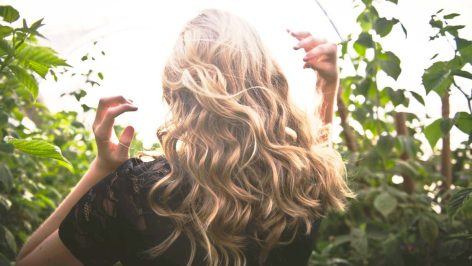 Cheveux brillants et bien hydratés avec des gouttes d'eau et des ingrédients naturels