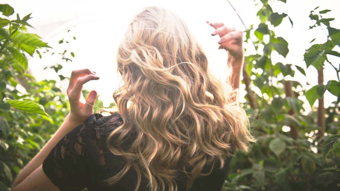 Cheveux brillants et bien hydratés avec des gouttes d'eau et des ingrédients naturels