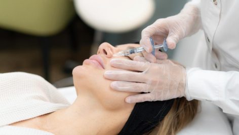 Femme et homme avec un visage naturel après injection d’acide hyaluronique en cabinet médical