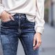 Femme portant un jean à strass avec une blouse en soie et des talons, parfait pour un look glamour et chic