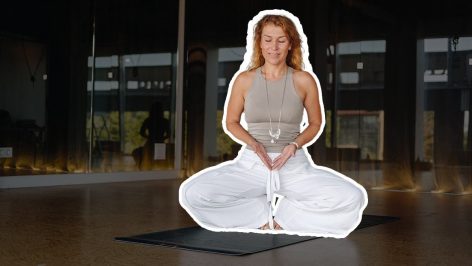 La ménopause est une période naturelle de la vie d'une femme qui survient généralement entre 45 et 55 ans. C'est une transition progressive où les ovaires commencent à produire moins d'hormones féminines, oestrogènes et progestérone. Les changements hormonaux liés à la ménopause peuvent entraîner divers symptômes, dont la prise de poids.