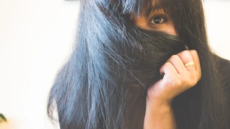 Fille au cheveux épais - Guide pour trouver le meilleur lisseur pour cheveux épais