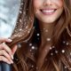 Femme aux cheveux lisses dans un paysage hivernal, utilisant un lisseur pour protéger la fibre capillaire contre le froid