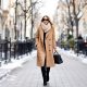 Femme élégante portant un manteau camel long, un incontournable chic pour l’hiver 2024-2025