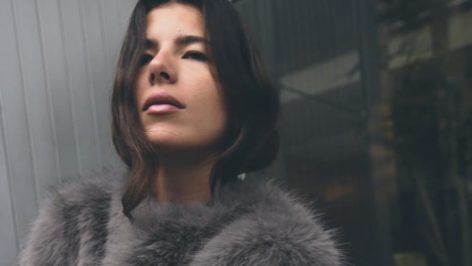 Manteau court effet fourrure Zara, une pièce chic et tendance pour l’hiver